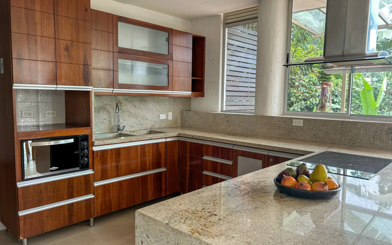 Country House for Sale in Envigado Escobero: 528 sqm, 1,779 sqm Lot, and Strategic Connectivity to Las Palmas