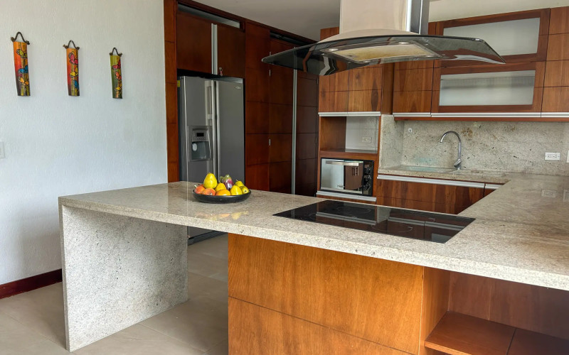 Country House for Sale in Envigado Escobero: 528 sqm, 1,779 sqm Lot, and Strategic Connectivity to Las Palmas