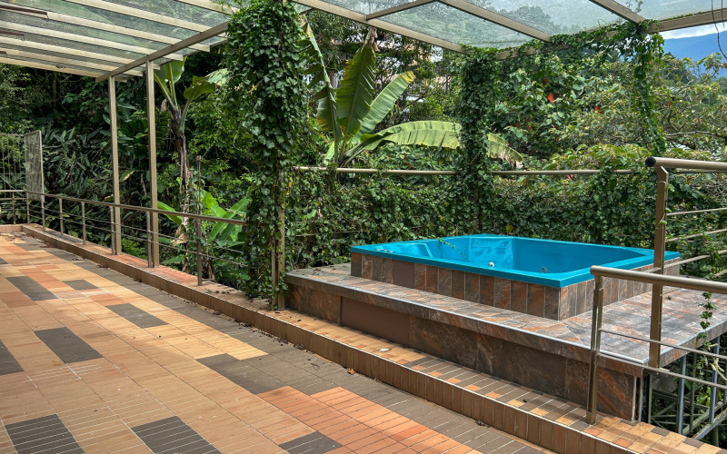 Country House for Sale in Envigado Escobero: 528 sqm, 1,779 sqm Lot, and Strategic Connectivity to Las Palmas