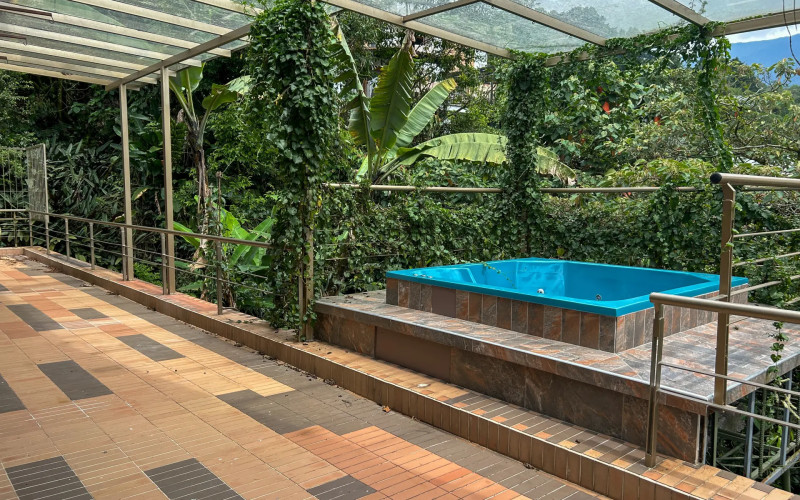 Country House for Sale in Envigado Escobero: 528 sqm, 1,779 sqm Lot, and Strategic Connectivity to Las Palmas