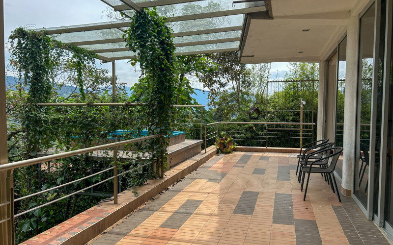 Country House for Sale in Envigado Escobero: 528 sqm, 1,779 sqm Lot, and Strategic Connectivity to Las Palmas