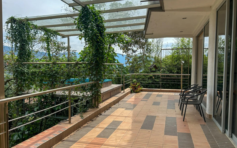Country House for Sale in Envigado Escobero: 528 sqm, 1,779 sqm Lot, and Strategic Connectivity to Las Palmas