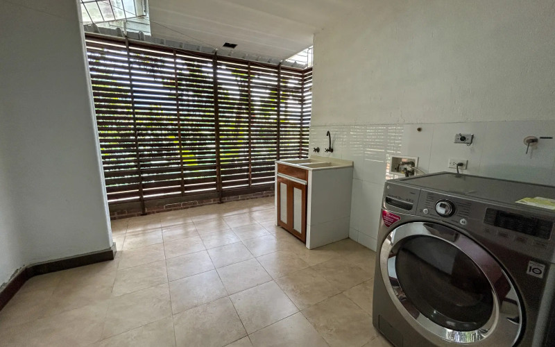 Country House for Sale in Envigado Escobero: 528 sqm, 1,779 sqm Lot, and Strategic Connectivity to Las Palmas