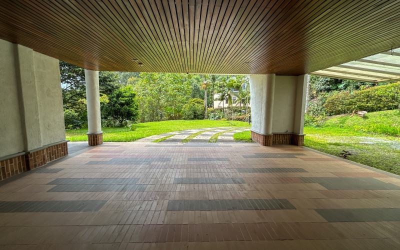Country House for Sale in Envigado Escobero: 528 sqm, 1,779 sqm Lot, and Strategic Connectivity to Las Palmas