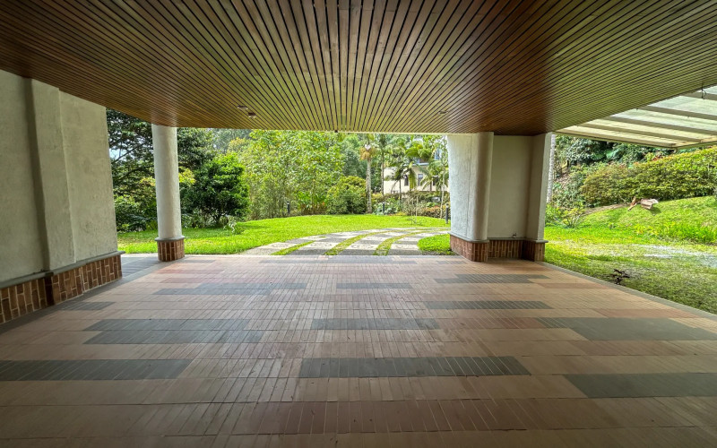 Country House for Sale in Envigado Escobero: 528 sqm, 1,779 sqm Lot, and Strategic Connectivity to Las Palmas