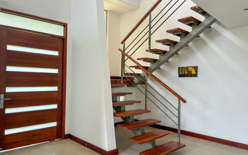 Country House for Sale in Envigado Escobero: 528 sqm, 1,779 sqm Lot, and Strategic Connectivity to Las Palmas