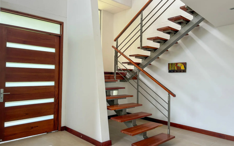 Country House for Sale in Envigado Escobero: 528 sqm, 1,779 sqm Lot, and Strategic Connectivity to Las Palmas