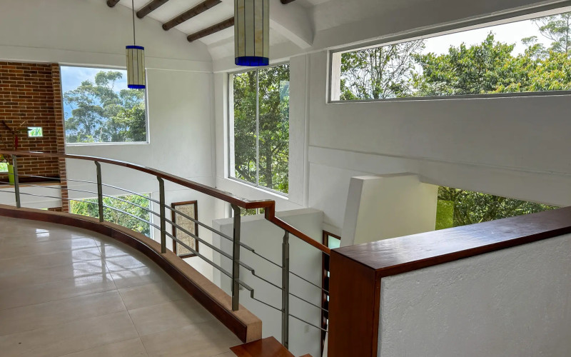 Country House for Sale in Envigado Escobero: 528 sqm, 1,779 sqm Lot, and Strategic Connectivity to Las Palmas