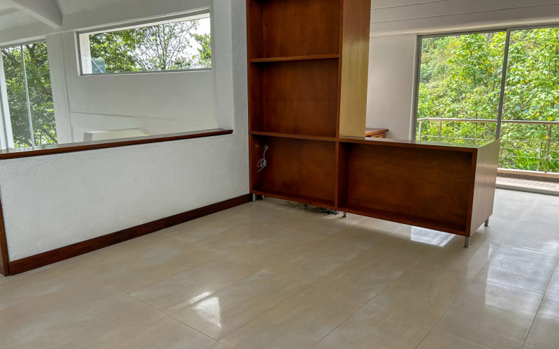 Country House for Sale in Envigado Escobero: 528 sqm, 1,779 sqm Lot, and Strategic Connectivity to Las Palmas