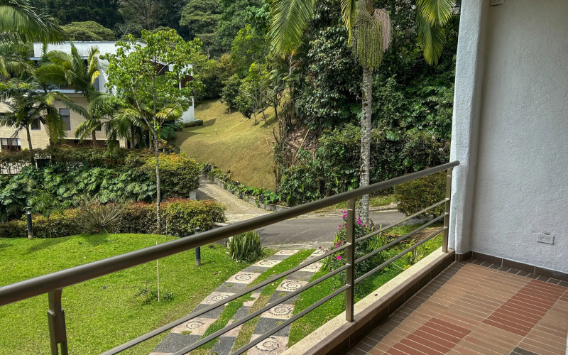 Country House for Sale in Envigado Escobero: 528 sqm, 1,779 sqm Lot, and Strategic Connectivity to Las Palmas