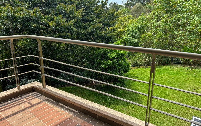 Country House for Sale in Envigado Escobero: 528 sqm, 1,779 sqm Lot, and Strategic Connectivity to Las Palmas