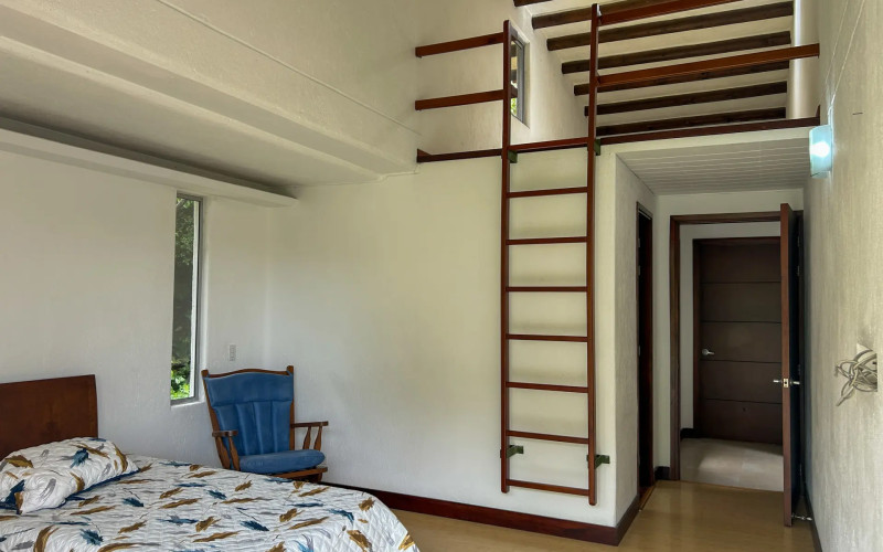 Country House for Sale in Envigado Escobero: 528 sqm, 1,779 sqm Lot, and Strategic Connectivity to Las Palmas