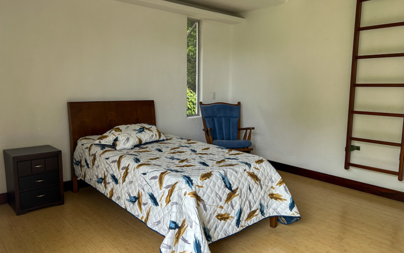 Country House for Sale in Envigado Escobero: 528 sqm, 1,779 sqm Lot, and Strategic Connectivity to Las Palmas