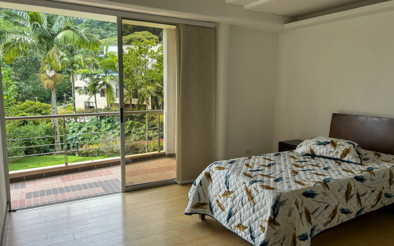 Country House for Sale in Envigado Escobero: 528 sqm, 1,779 sqm Lot, and Strategic Connectivity to Las Palmas