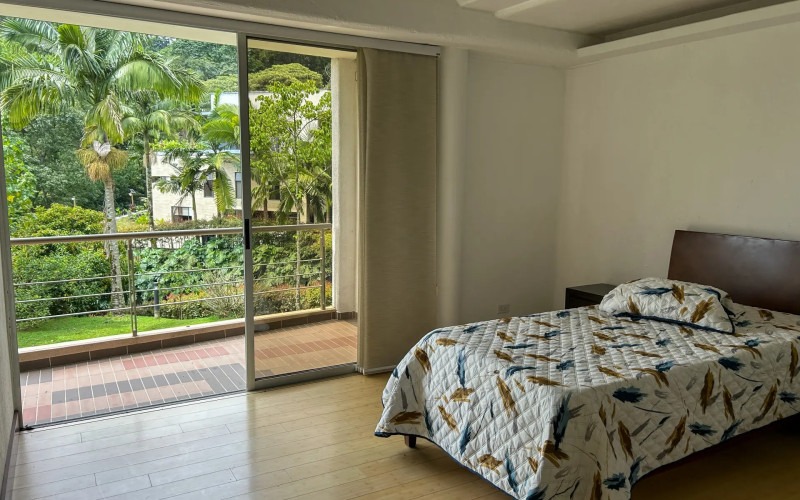 Country House for Sale in Envigado Escobero: 528 sqm, 1,779 sqm Lot, and Strategic Connectivity to Las Palmas