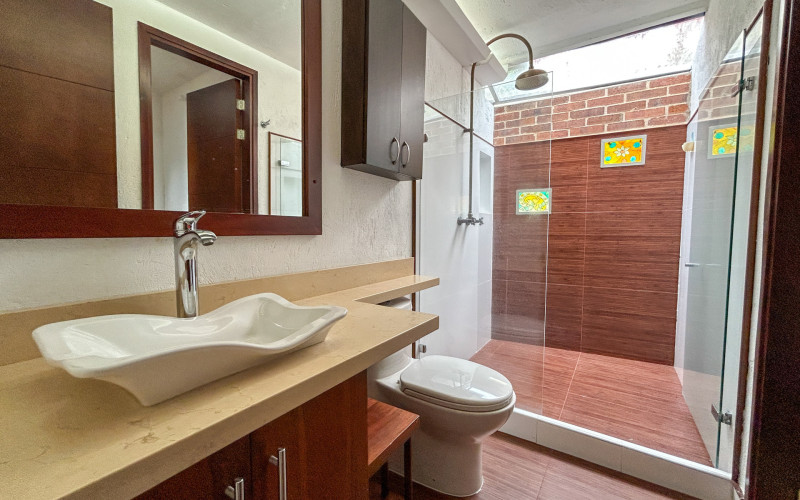 Country House for Sale in Envigado Escobero: 528 sqm, 1,779 sqm Lot, and Strategic Connectivity to Las Palmas