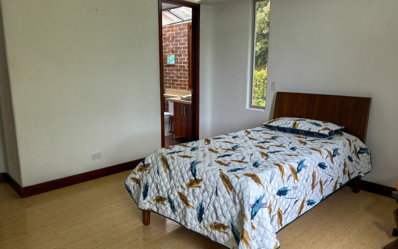 Country House for Sale in Envigado Escobero: 528 sqm, 1,779 sqm Lot, and Strategic Connectivity to Las Palmas