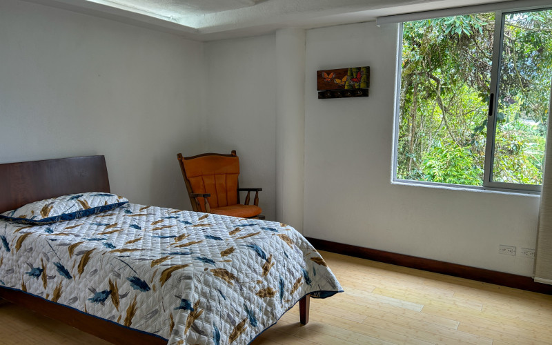 Country House for Sale in Envigado Escobero: 528 sqm, 1,779 sqm Lot, and Strategic Connectivity to Las Palmas