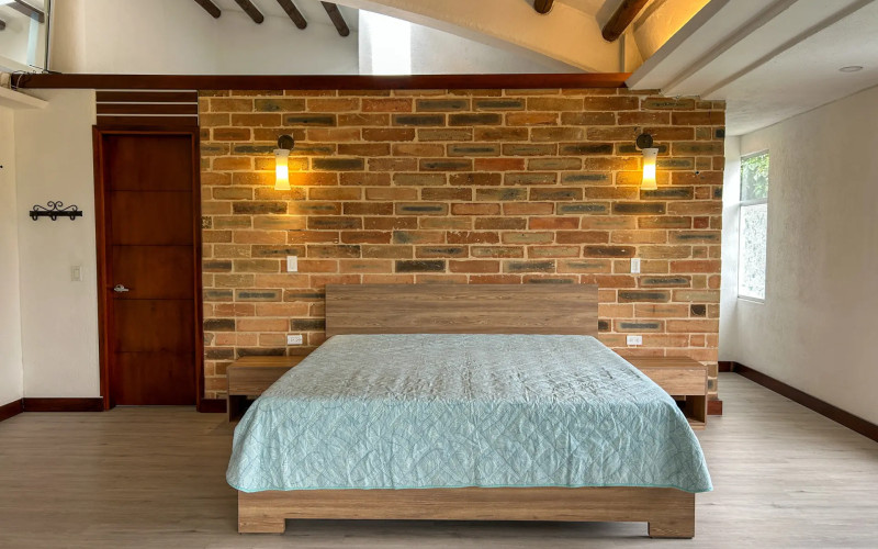 Country House for Sale in Envigado Escobero: 528 sqm, 1,779 sqm Lot, and Strategic Connectivity to Las Palmas