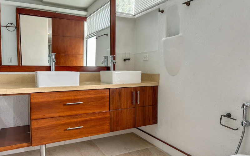 Country House for Sale in Envigado Escobero: 528 sqm, 1,779 sqm Lot, and Strategic Connectivity to Las Palmas