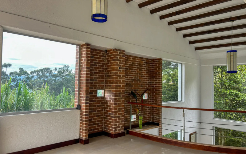 Country House for Sale in Envigado Escobero: 528 sqm, 1,779 sqm Lot, and Strategic Connectivity to Las Palmas
