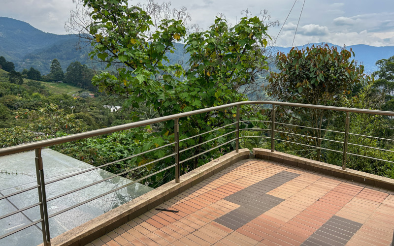Country House for Sale in Envigado Escobero: 528 sqm, 1,779 sqm Lot, and Strategic Connectivity to Las Palmas