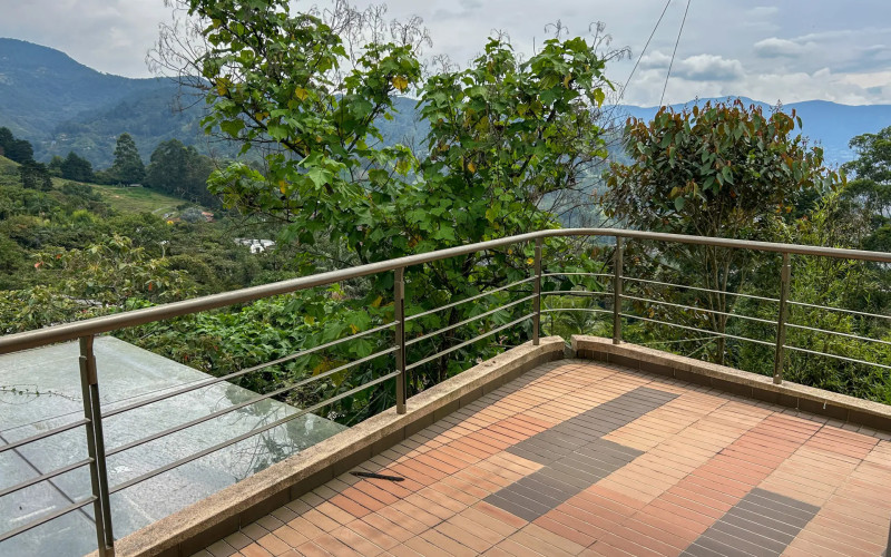 Country House for Sale in Envigado Escobero: 528 sqm, 1,779 sqm Lot, and Strategic Connectivity to Las Palmas