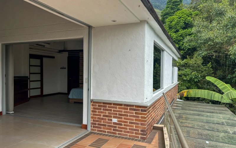 Country House for Sale in Envigado Escobero: 528 sqm, 1,779 sqm Lot, and Strategic Connectivity to Las Palmas