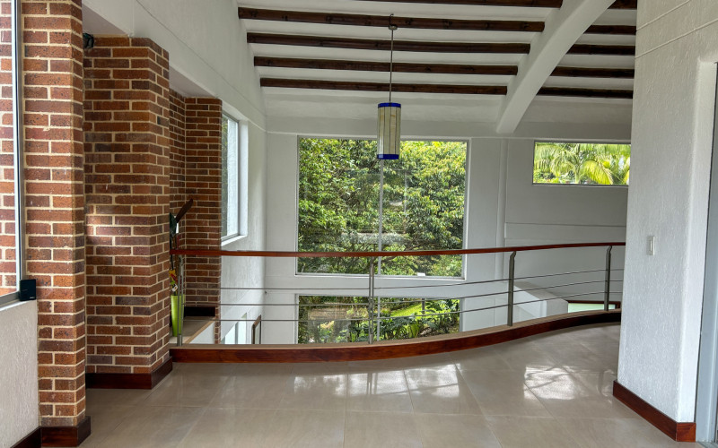 Country House for Sale in Envigado Escobero: 528 sqm, 1,779 sqm Lot, and Strategic Connectivity to Las Palmas