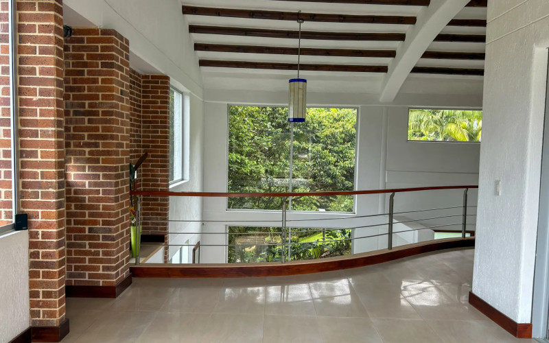 Country House for Sale in Envigado Escobero: 528 sqm, 1,779 sqm Lot, and Strategic Connectivity to Las Palmas
