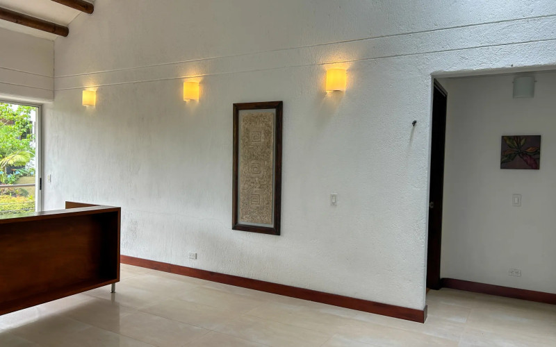 Country House for Sale in Envigado Escobero: 528 sqm, 1,779 sqm Lot, and Strategic Connectivity to Las Palmas