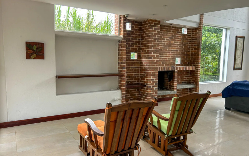 Country House for Sale in Envigado Escobero: 528 sqm, 1,779 sqm Lot, and Strategic Connectivity to Las Palmas