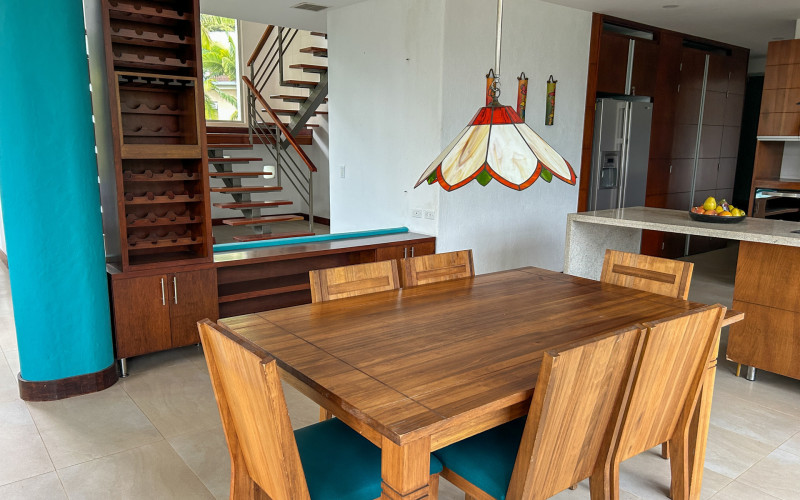 Country House for Sale in Envigado Escobero: 528 sqm, 1,779 sqm Lot, and Strategic Connectivity to Las Palmas
