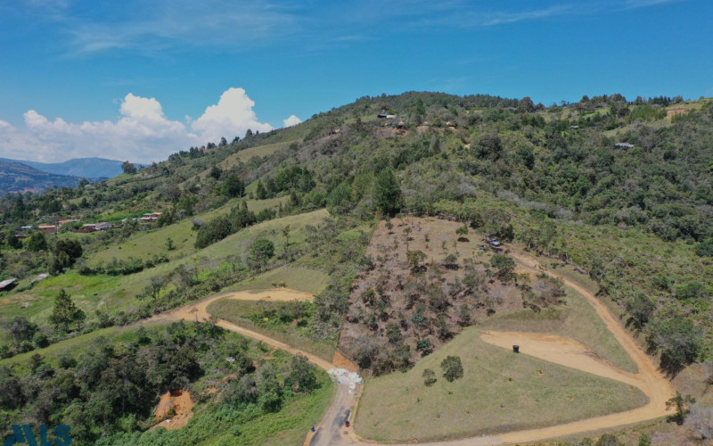 5,400 m² lot in Guarne with 2 terraces, beautiful views, just 8 minutes from the town park.