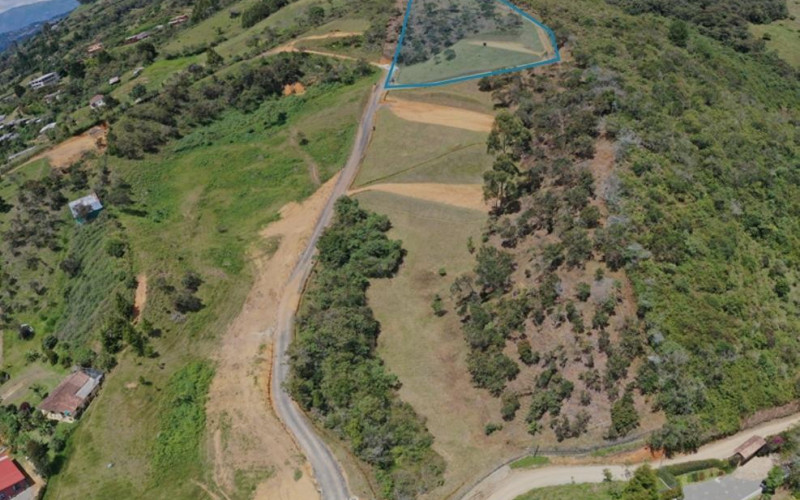 5,400 m² lot in Guarne with 2 terraces, beautiful views, just 8 minutes from the town park.