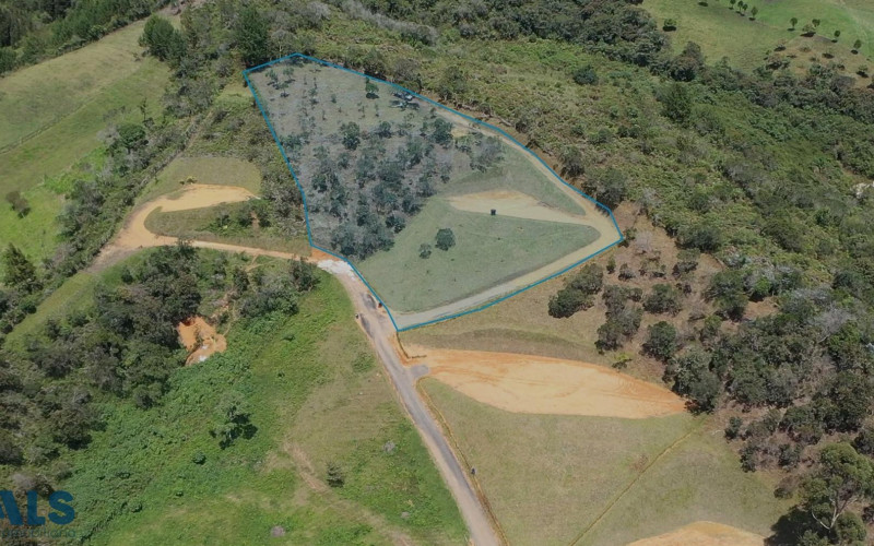5,400 m² lot in Guarne with 2 terraces, beautiful views, just 8 minutes from the town park.