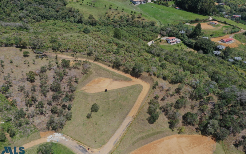 5,400 m² lot in Guarne with 2 terraces, beautiful views, just 8 minutes from the town park.