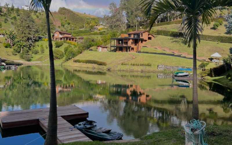 Luxury Estate in Villa Suiza, El Peñol–Guatapé | 2,646 m² Waterfront Property