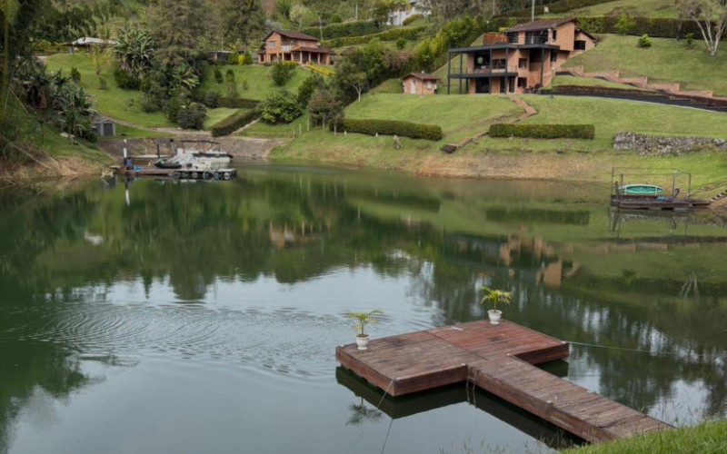 Luxury Estate in Villa Suiza, El Peñol–Guatapé | 2,646 m² Waterfront Property