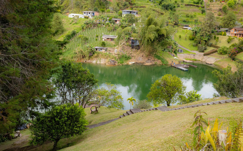 Luxury Estate in Villa Suiza, El Peñol–Guatapé | 2,646 m² Waterfront Property