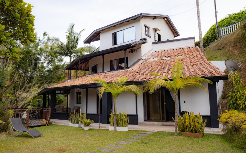 Luxury Estate in Villa Suiza, El Peñol–Guatapé | 2,646 m² Waterfront Property