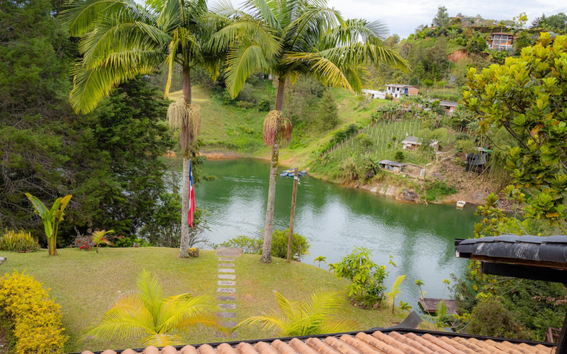 Luxury Estate in Villa Suiza, El Peñol–Guatapé | 2,646 m² Waterfront Property