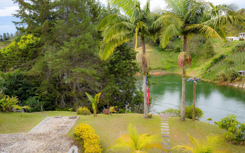 Luxury Estate in Villa Suiza, El Peñol–Guatapé | 2,646 m² Waterfront Property