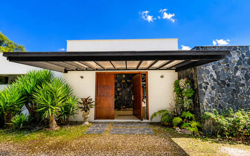 Contemporary Luxury Estate on 6,400 m² Near Llanogrande & Medellín Airport
