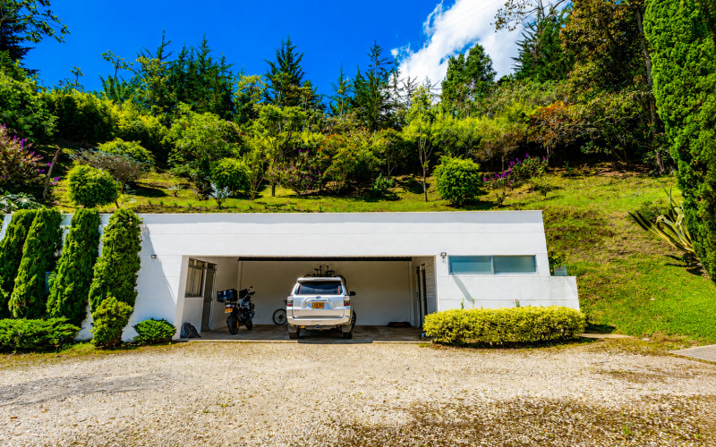 Contemporary Luxury Estate on 6,400 m² Near Llanogrande & Medellín Airport