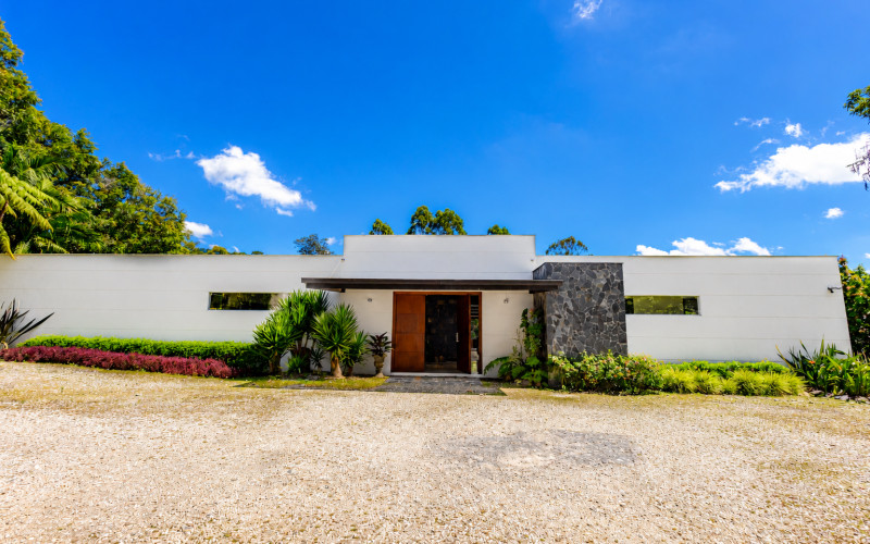 Contemporary Luxury Estate on 6,400 m² Near Llanogrande & Medellín Airport