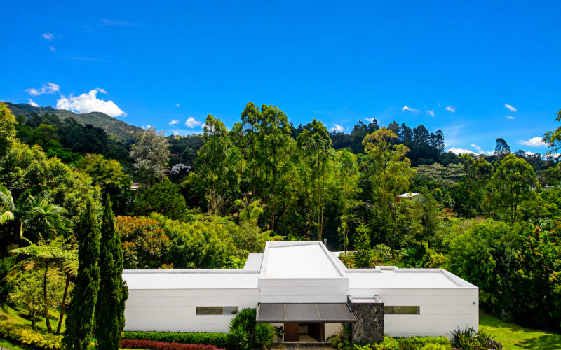 Contemporary Luxury Estate on 6,400 m² Near Llanogrande & Medellín Airport