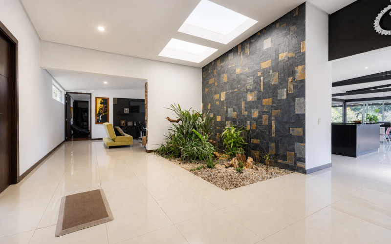 Contemporary Luxury Estate on 6,400 m² Near Llanogrande & Medellín Airport