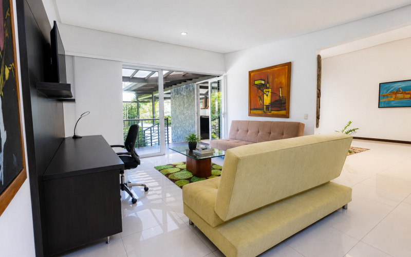 Contemporary Luxury Estate on 6,400 m² Near Llanogrande & Medellín Airport