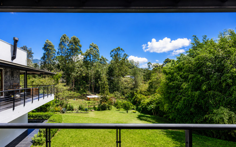 Contemporary Luxury Estate on 6,400 m² Near Llanogrande & Medellín Airport